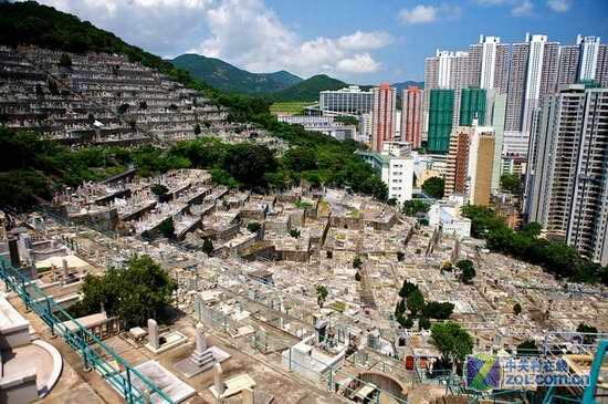 香港仔华人永远坟场紧紧地挨着香港的山坡-壮